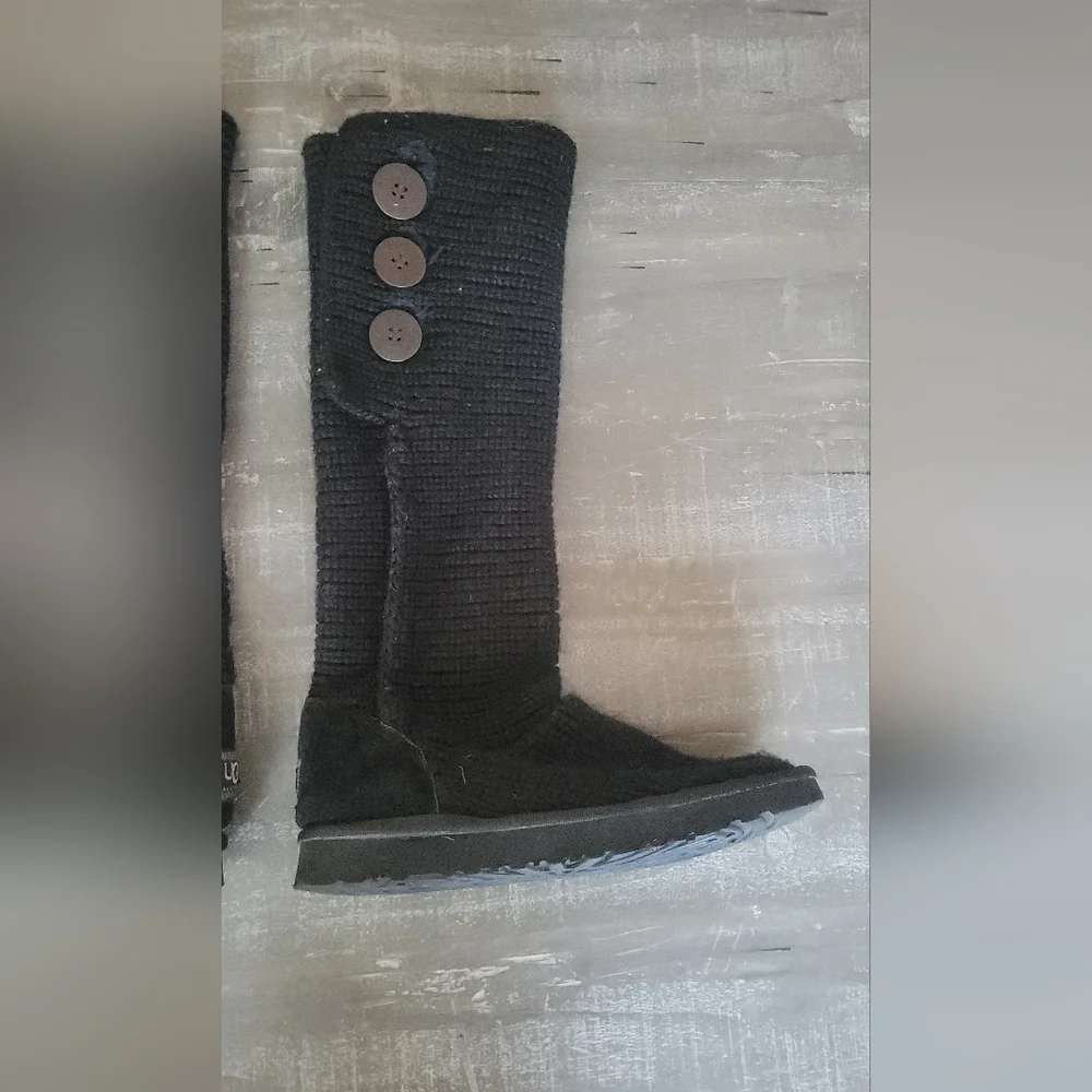 UGG Womens Classic Cardy Wool Knit Mid-calf Botton Boots, Black, size 8